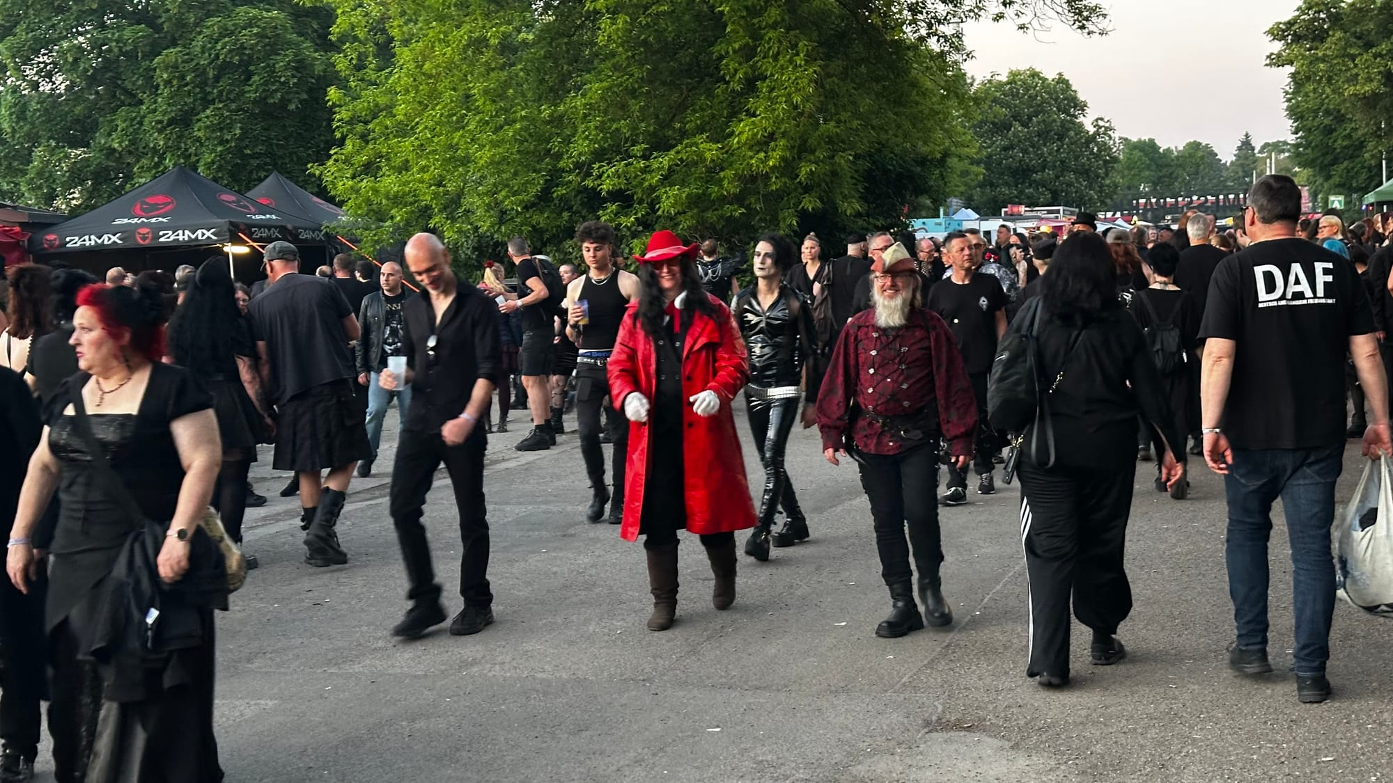 Wave-Gotik Treffenin avauspäivä pyhitettiin nostalgialle ja saksalaiselle tyylitajulle